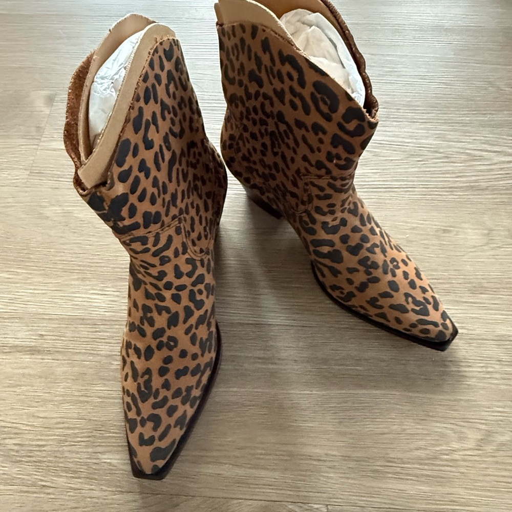 Schutz Tessie Boots  Heeled Nubuck Animal Print NEW 8.5